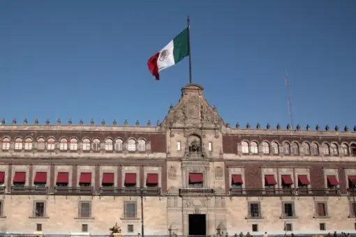Pastor e esposa são mortos a tiros em Irapuato, no México; suspeito é detido 1 Bandeira do Mexico no Palacio Nacional sede do governo na Cidade do Mexico Foto Canva pro