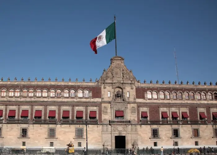 Pastor e esposa são mortos a tiros em Irapuato, no México; suspeito é detido 1 Bandeira do Mexico no Palacio Nacional sede do governo na Cidade do Mexico Foto Canva pro