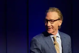 Bill Maher critica possível prisão de Flávio Bolsonaro após derrota para Lula 6 Bill Maher 910x568.jpg