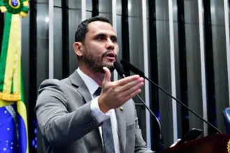 Cleitinho Azevedo reforça apoio a Flávio Bolsonaro após declaração de Lula em Minas Gerais 4 Cleitinho