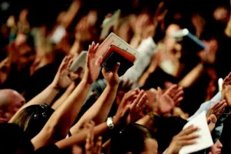 Estudo revela presença de propaganda eleitoral em cultos religiosos no Brasil 6 Culto evangelico Imagem Canva Pro