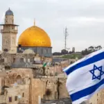 Aumento de atos de ódio anticristão em Jerusalém, revela estudo recente 3 Cupula da Rocha na Cidade Velha de Jerusalem e a bandeira de Israel Fotos Canva Pro MontagemFolhaGospel