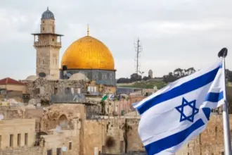 Aumento de atos de ódio anticristão em Jerusalém, revela estudo recente 4 Cupula da Rocha na Cidade Velha de Jerusalem e a bandeira de Israel Fotos Canva Pro MontagemFolhaGospel