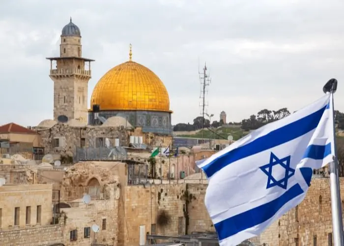 Aumento de atos de ódio anticristão em Jerusalém, revela estudo recente 1 Cupula da Rocha na Cidade Velha de Jerusalem e a bandeira de Israel Fotos Canva Pro MontagemFolhaGospel