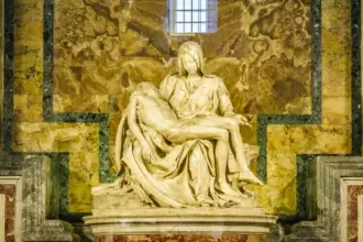 Menos da metade dos americanos acredita no nascimento virginal de Jesus, revela pesquisa 6 Escultura A Pieta na Basilica de Sao Pedro. Foto Canva Pro