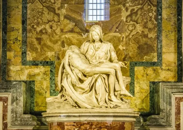 Menos da metade dos americanos acredita no nascimento virginal de Jesus, revela pesquisa 1 Escultura A Pieta na Basilica de Sao Pedro. Foto Canva Pro