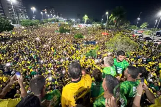 Flávio Bolsonaro e Nikolas Ferreira intensificam campanha no Nordeste visando contornar apoio a Lula 4 Flavio Bolsonaro em ato publico 1