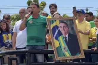 Flávio Bolsonaro reafirma que pai, Jair Bolsonaro, entregará faixa presidencial se for eleito 4 Flavio Bolsonaro segura quadro de Jair Bolsonaro