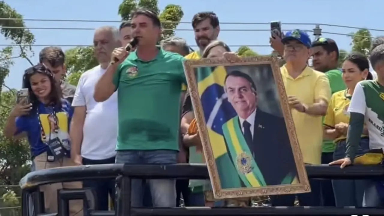 Flávio Bolsonaro reafirma que pai, Jair Bolsonaro, entregará faixa presidencial se for eleito 1 Flavio Bolsonaro segura quadro de Jair Bolsonaro