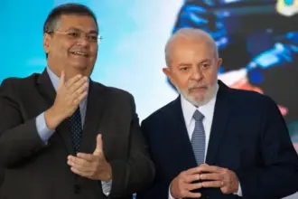 Flávio Dino autoriza PF a investigar financiamento estrangeiro na campanha de Flávio Bolsonaro 6 Flavio Dino Lula.jpg
