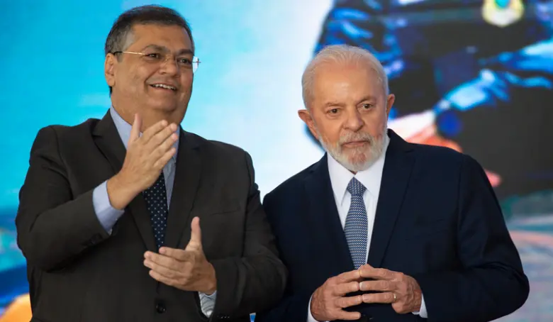 Flávio Dino autoriza PF a investigar financiamento estrangeiro na campanha de Flávio Bolsonaro 1 Flavio Dino Lula.jpg