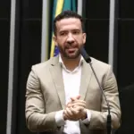 Janones monta “milícia digital” para apoiar Lula e visa 3 milhões de inscritos no WhatsApp 3 Janones