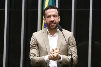 Janones monta “milícia digital” para apoiar Lula e visa 3 milhões de inscritos no WhatsApp 4 Janones