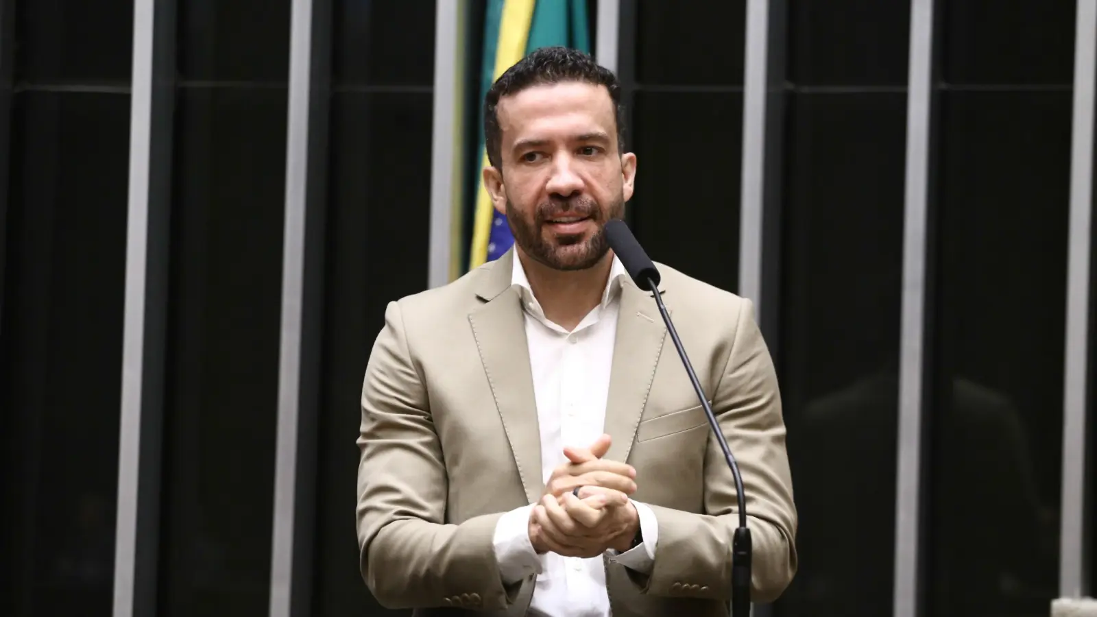 Janones monta “milícia digital” para apoiar Lula e visa 3 milhões de inscritos no WhatsApp 1 Janones scaled