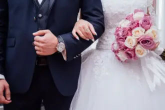 Pesquisa revela ligação entre prática da fé cristã e felicidade no casamento 7 Noivo e noiva durante casamento Foto Canva Pro