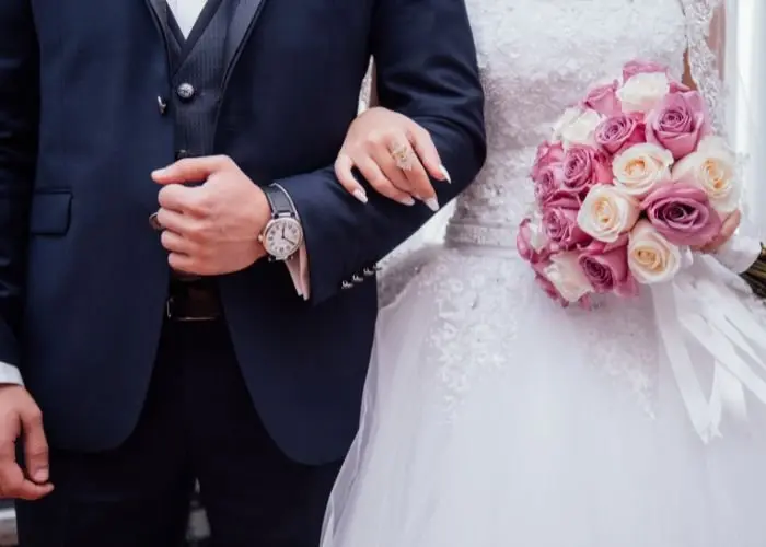 Pesquisa revela ligação entre prática da fé cristã e felicidade no casamento 1 Noivo e noiva durante casamento Foto Canva Pro