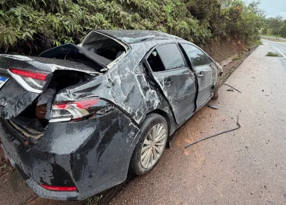 Sobrinho de Dilma Rousseff se envolve em acidente de carro em Minas Gerais 1 acidente carro de pedro rousseff sobrinho de dilma.jpg
