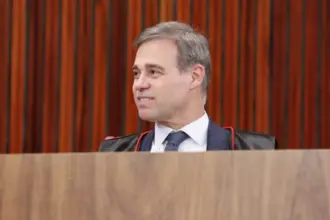 Ministro André Mendonça vota em Brasília e é saudado por eleitores 6 andre mendonca 2 910x568.jpg