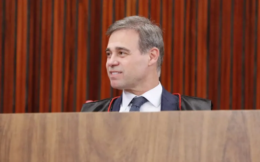 Ministro André Mendonça vota em Brasília e é saudado por eleitores 1 andre mendonca 2