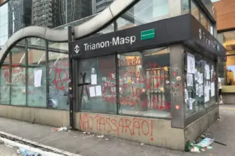 Flávio Bolsonaro critica vandalismo na Paulista após manifestação de apoio a Lula 7 avenida paulista flavio bolsonaro the walking dead.jpg