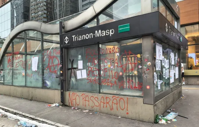 Flávio Bolsonaro critica vandalismo na Paulista após manifestação de apoio a Lula 1 avenida paulista flavio bolsonaro the walking dead.jpg