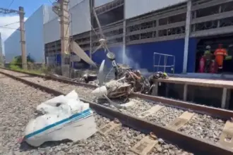 Piloto morre em queda de avião no pátio do metrô de Belo Horizonte 6 aviao cai no patio de manutencao do metro em belo horizonte 910x568.jpeg