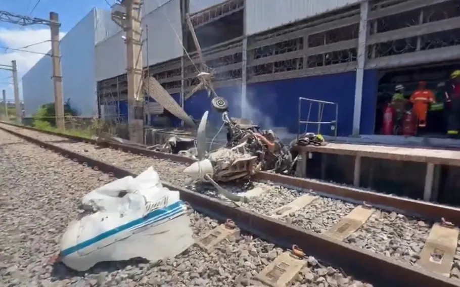 Piloto morre em queda de avião no pátio do metrô de Belo Horizonte 1 aviao cai no patio de manutencao do metro em belo horizonte