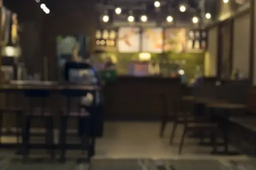 Presidente da Abrasel critica fim da escala 6x1, chamando de "tragédia socioeconômica" 8 bar restaurante freepik abrasel 910x568.jpg