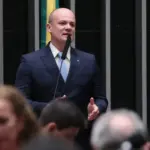 Cabo Gilberto Silva apoia Flávio Bolsonaro em busca de asilo político nos EUA 3 cabo gilberto silva lider da oposicao flavio 910x568.jpeg