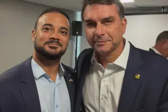 Deputado lança cartilha para desmentir fake news sobre Flávio Bolsonaro 6 capitao alden flavio cartilha da verdade 910x568.jpeg