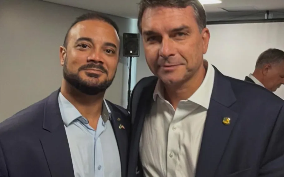 Deputado lança cartilha para desmentir fake news sobre Flávio Bolsonaro 1 capitao alden flavio cartilha da verdade