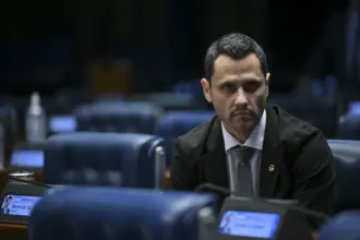 Cleitinho Azevedo apoia Flávio Bolsonaro em meio a críticas a Rogério Marinho 6 cleitinho mantem pre campanha apesar de impasse com republicanos.jpg
