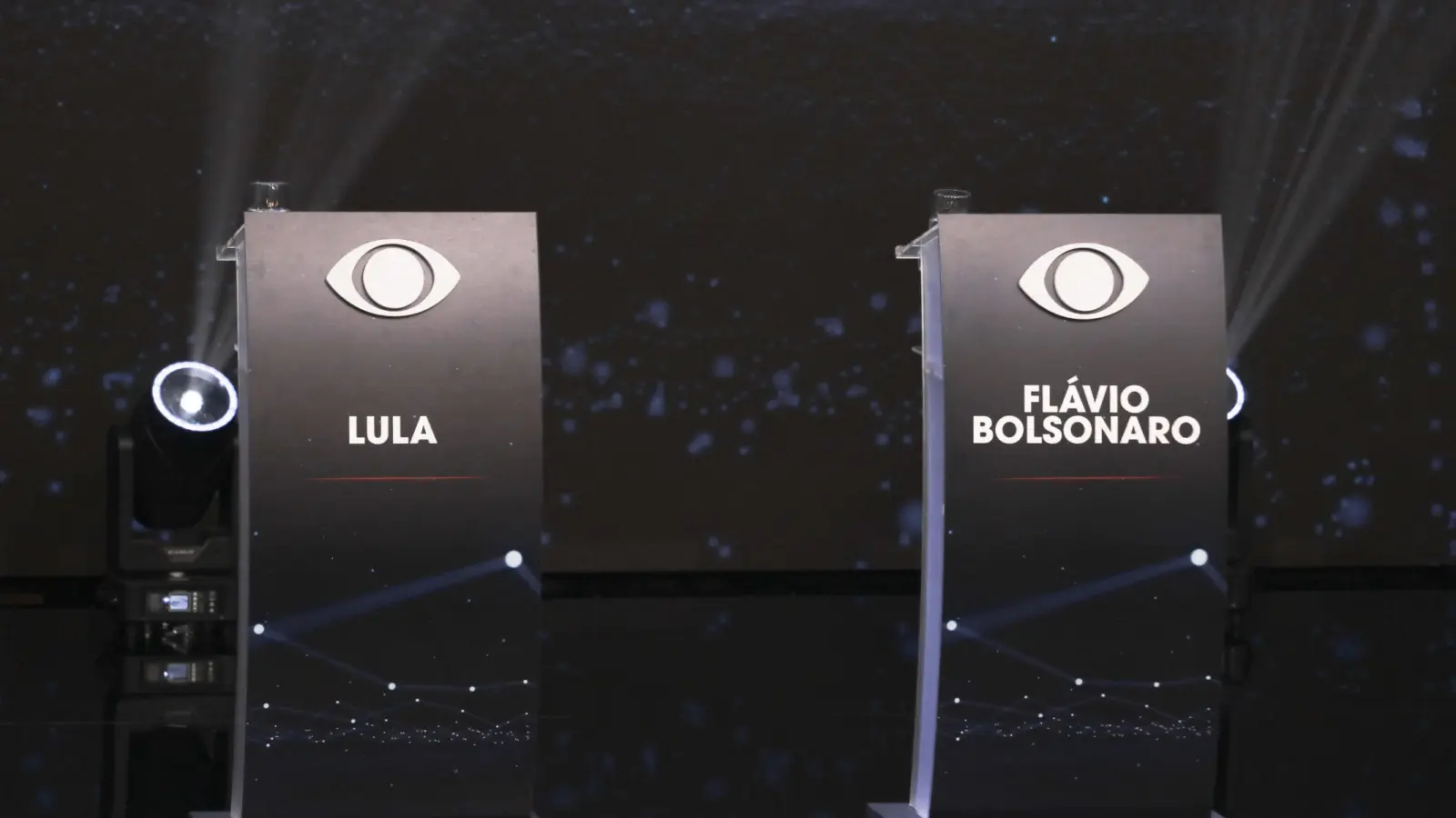 Flávio Bolsonaro confirma participação em debates do 2º turno; Lula ainda não se manifestou 1 debate lula flavio bolsonaro scaled