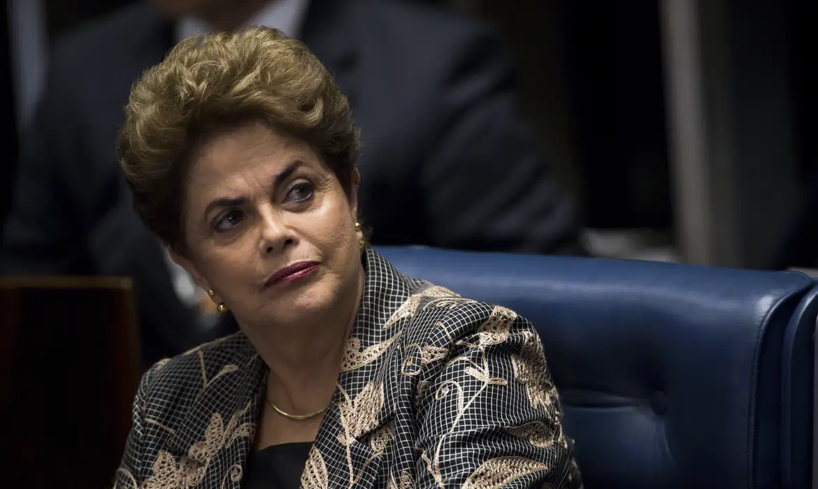 Dilma Rousseff é vaiada ao votar em Belo Horizonte durante eleições de 2026 1 dilma rousseff