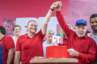 Edinho Silva defende confronto entre Lula e Flávio Bolsonaro em debates 5 edinho silva com lula foto joao valadares agencia pt