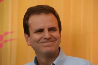 Eduardo Paes lidera disputa pelo governo do Rio com 47% das intenções de voto, aponta Datafolha 6 eduardo paes diz que transferencia de bens atendeu a pedido do pai 910x568.jpeg