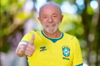 Lula apoia campanha de Janones com camisa da Seleção e adesivo simbólico 4 feira livre 91 910x568.jpg