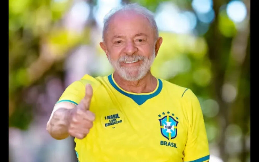 Lula apoia campanha de Janones com camisa da Seleção e adesivo simbólico 1 feira livre 91