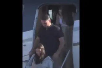 Flávio Bolsonaro chega aos EUA com a família em jatinho particular 6 feira livre 97 910x568.jpg