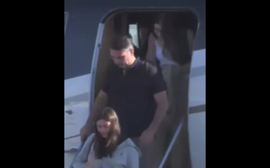 Flávio Bolsonaro chega aos EUA com a família em jatinho particular 1 feira livre 97