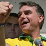 Pesquisa aponta Flávio Bolsonaro com 50,1% dos votos válidos em disputa acirrada com Lula 3 flavio 1 1 910x568.jpg