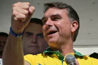 Pesquisa aponta Flávio Bolsonaro com 50,1% dos votos válidos em disputa acirrada com Lula 5 flavio 1 1 910x568.jpg