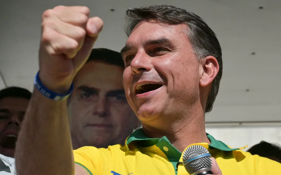 Pesquisa aponta Flávio Bolsonaro com 50,1% dos votos válidos em disputa acirrada com Lula 1 flavio 1 1