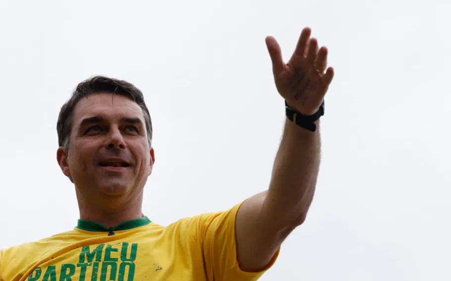 Flávio Bolsonaro lidera disputa eleitoral contra Lula, aponta pesquisa BTG/Nexus 1 flavio 1 910x568.jpg 3