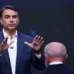 Flávio Bolsonaro autoriza abertura de sigilos em resposta a desafio de Lula 3 flavio 12 910x568.jpg