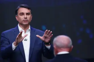 Flávio Bolsonaro autoriza abertura de sigilos em resposta a desafio de Lula 5 flavio 12 910x568.jpg