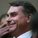 Flávio Bolsonaro participa de missa e confirma visita a Jair Bolsonaro após 90 dias de restrições 4 flavio