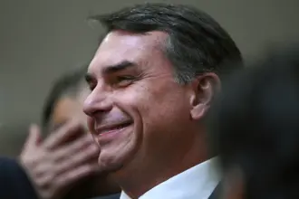 Flávio Bolsonaro participa de missa e confirma visita a Jair Bolsonaro após 90 dias de restrições 5 flavio