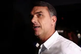 Justiça rejeita pedido de Flávio Bolsonaro para retratação de Janones e Lindbergh 6 flavio 7 910x568.jpg 1