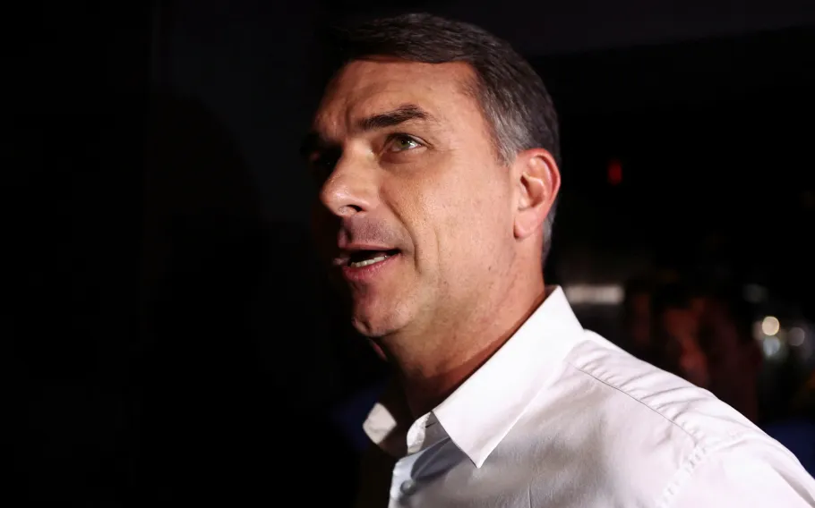 Flávio Bolsonaro não obteve votos em 106 urnas no segundo turno da eleição de 2026 1 flavio 7 910x568.jpg 3